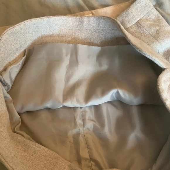 J Crew Women's Shirttail Mini Skirt
Wool Tan  Zip Up Fully Lined. Size 6 - Picture 8 of 11